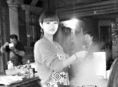 美女大学生卖早点网络走红:希望自己有人欣赏