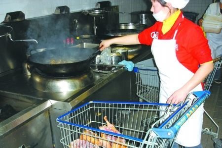 沃尔玛超市被曝将过期板鸭油炸后再销售(图)