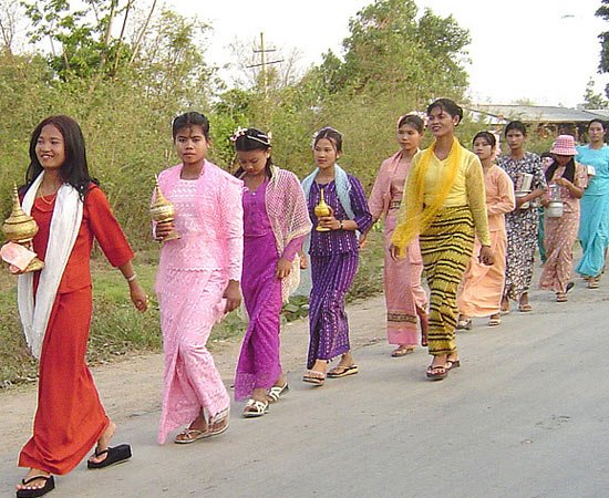 缅甸男人上街不穿裤子 美女时装秀别有风情