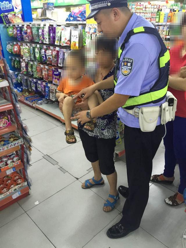 超市员工随意摆放货架 致3岁小孩被摔伤