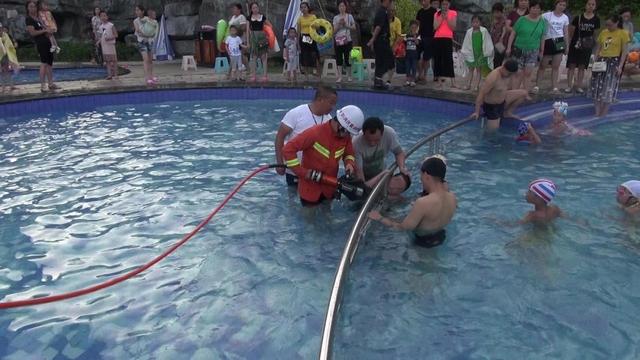 家长带孩子游泳需注意 小男孩头卡游泳池栏杆