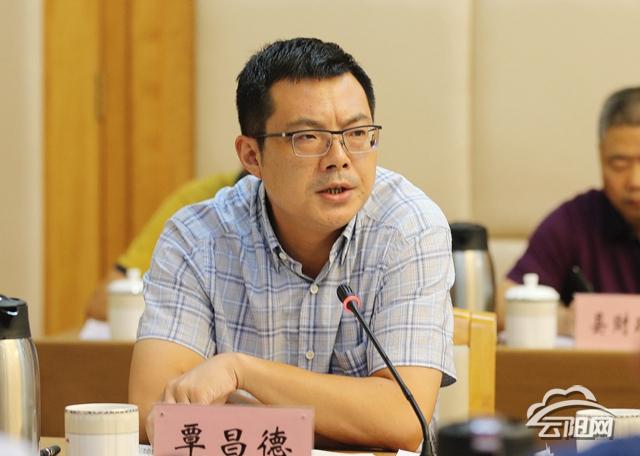 云阳书记张学锋:全力推进深度贫困镇村脱贫攻坚