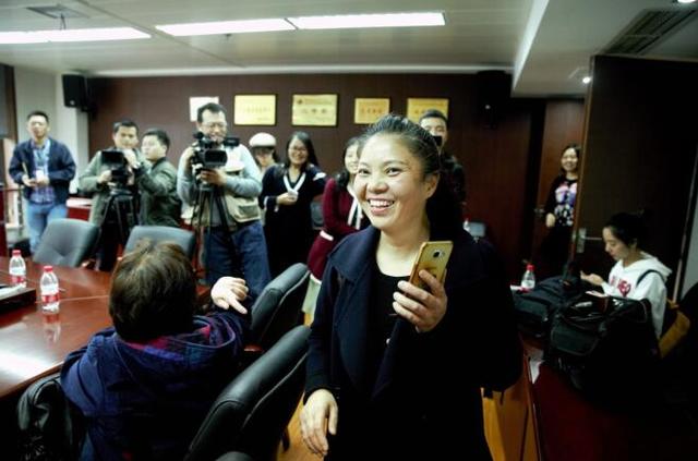 重庆18人合买双色球中了1110万 现场直播奉献