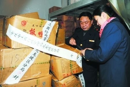 沃尔玛超市被曝将过期板鸭油炸后再销售(图)