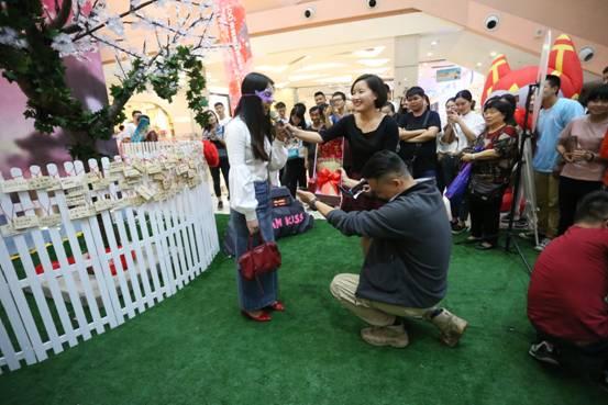 重庆酉阳首推亲吻相亲 现场虐狗不留情