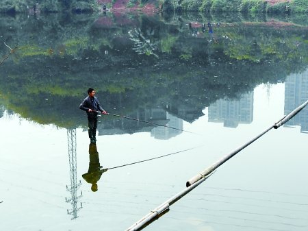 轻功水上漂 钓鱼者练成?工作人员:那是错觉