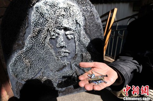 昆明画家钉子钉出雷锋画像