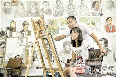 独臂女孩来渝学美术感动杭州画家 从没放弃理