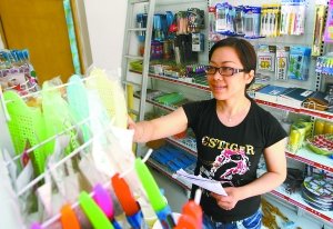 儿上清华 家境不宽裕 状元妈妈开起2元店