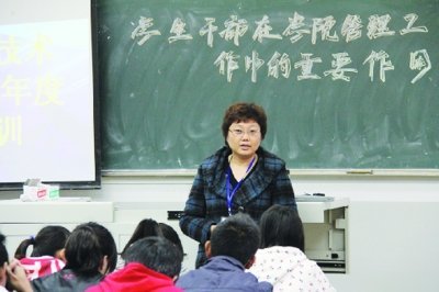 大一女生5楼坠下 女教师双臂接住多处骨折(图)