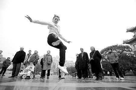 “中国花毽第一人”觅传人 望更多市民参与_大渝网_腾讯网