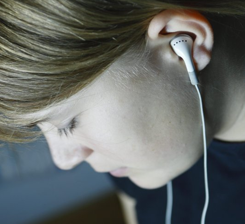 青少年听力损伤趋势加重 耳机音量过大是主因