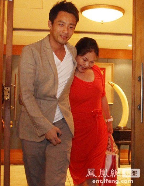 汪小菲生日宴吃醋失控爆粗狂骂 大S哭花脸妆