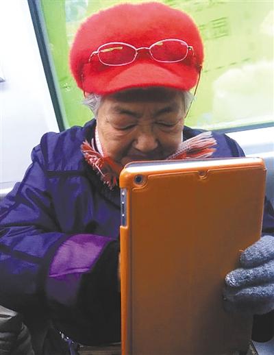 奶奶随身带着iPad 有人让座她都请求拍张照_大