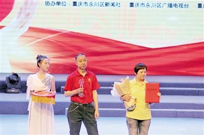 聋哑夫妻街头卖饼 培养出研究生女儿