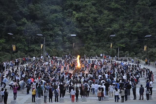 千名大学生研学旅行进黔江 游山玩水寓教于乐