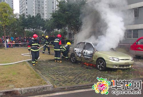 重庆沙坪坝区一小区内僵尸车起火 无人员伤亡