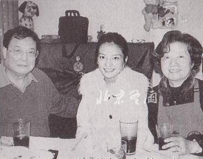  赵薇 罕见 全家福 曝光+长相标致变化不大(图)