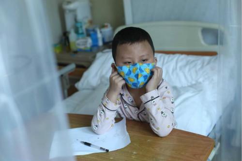 白血病患儿四年两次复发 腰穿后哭求妈妈放弃