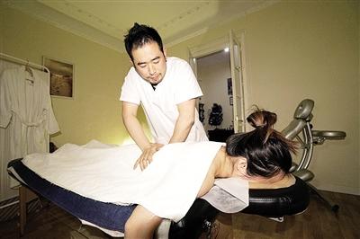重庆男子把中医理疗带到西班牙 曾为C罗服务