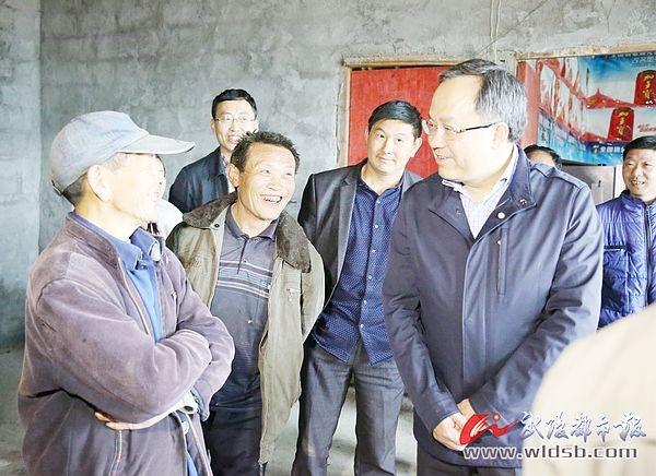 黔江区委书记余长明调研水市乡阿蓬江镇脱贫攻坚