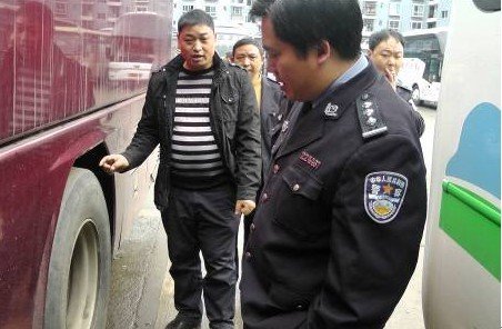 整顿客运交通安全 彭水抽检客运车查隐患