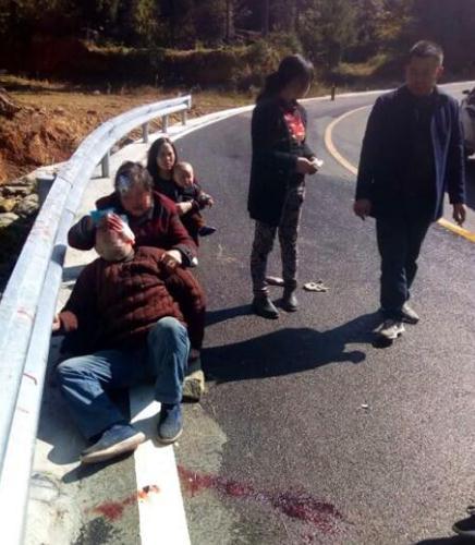 两位老人骑三轮车侧翻致重伤 民警巧遇展开急救_大渝网_腾讯网