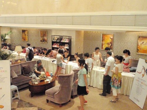 金科西城大院彩绘T恤DIY 老人小孩都很HIGH_