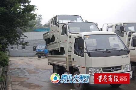 为节约过路费 货车背2同型车过收费站_新闻走