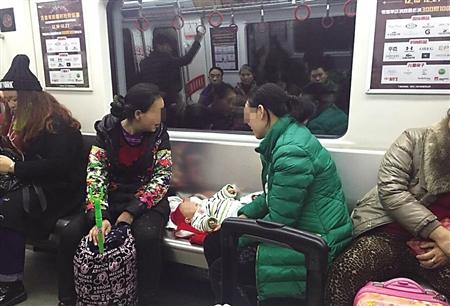 因为我是年轻人多站几站没关系如果让大妈让座会觉得很尴尬而且她