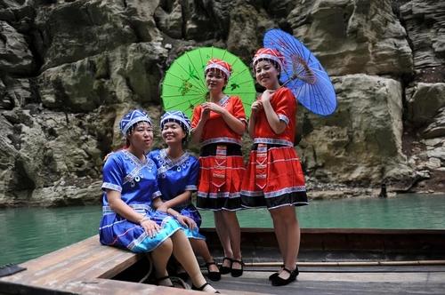 刘三姐歌谣传承人来渝即兴对山歌 唱响小三峡