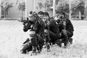 小女生30秒击倒3个大汉 狙击手300米击碎圆盘