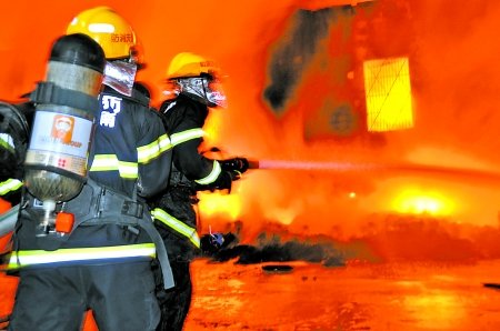 重庆一橡胶厂大火燃烧8小时 20万只轮胎化灰烬