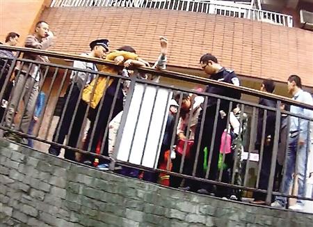 6岁男孩丢了玩具手机翻护栏:不给我找回来就不