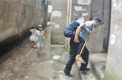 背着中暑的八旬老人爬坡上楼 52岁民警没歇一口气