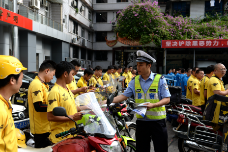 摆摊卖发光足球违法吗举报,摆摊卖发光足球违法吗举报电话