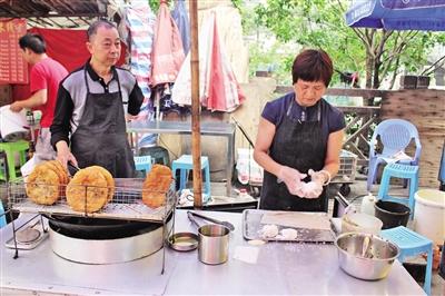 聋哑夫妻街头卖饼 培养出研究生女儿