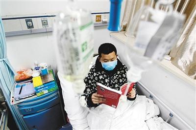 23岁男生患急性白血病 将病房变成“自习室”