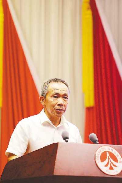 巫山愚公毛相林：7年在绝壁上凿出“致富路”