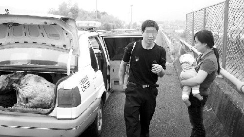 大客车高速路途中甩客 路政队员帮忙解困 - 新