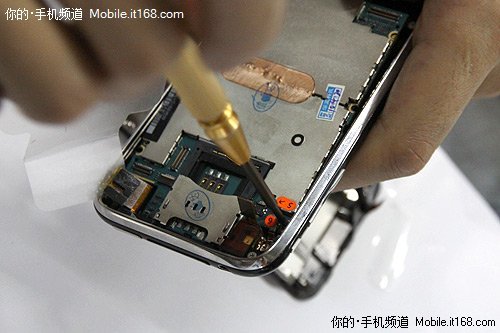 3g全身上下只有底部的两颗螺丝钉,因此拆解该机的第一步就是用螺丝刀