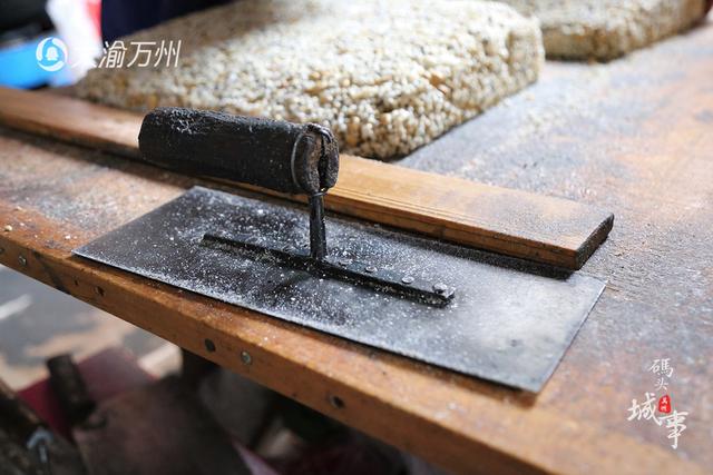 男子卖米花糖日入过万 一天要用50锅白糖