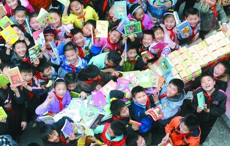 重庆商报爱心图书室落户万州村小