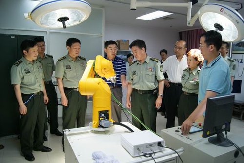世界首台脊柱微创术机器人在重庆投入临床试验