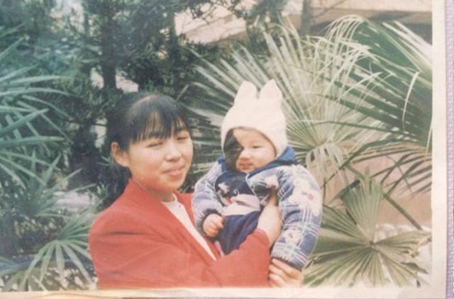 重庆男孩半边脸长巨型黑斑 父亲攒钱手术发生