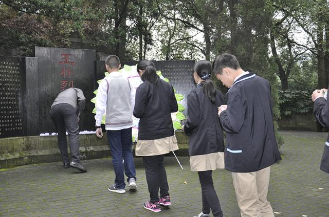 渝北中学师生缅怀先烈 王朴墓前举行演讲赛