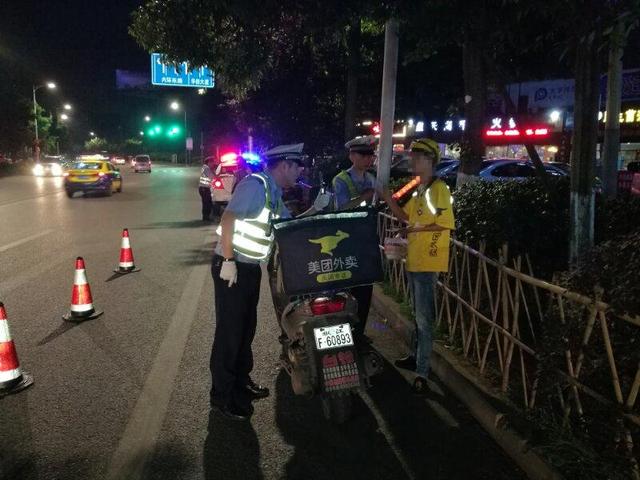 外卖小哥驾驶摩托车送餐 C1驾照直接被记24分