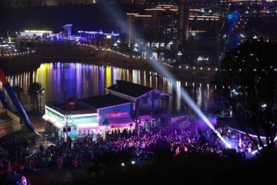 欢乐谷周末迎客数万人 造就重庆最大规模万圣派对 