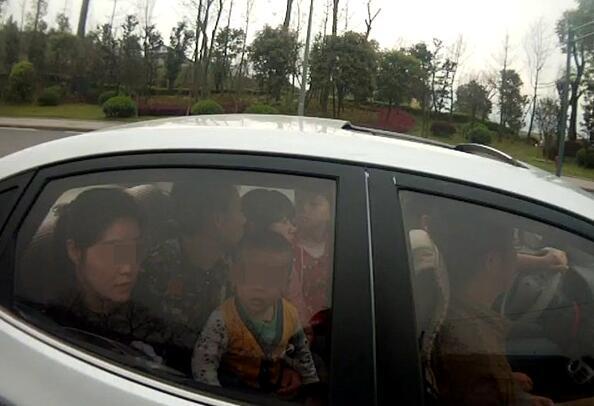 男子违法驾车上路被查 辩称小孩不算超员