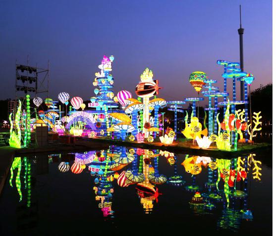 重庆欢乐谷首届新春奇幻灯光节 过年又有新耍